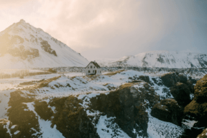 Image of a house on a cliff in Iceland. Learn fun phrases in Icelandic with The Travel Yogi.