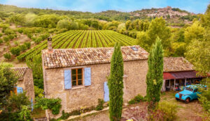 House in Provence via Shutterstock.